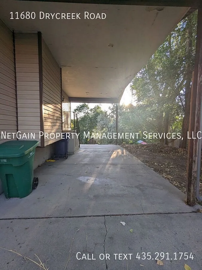 Pet Friendly 4 Bedroom Home in Sandy — Photo 4