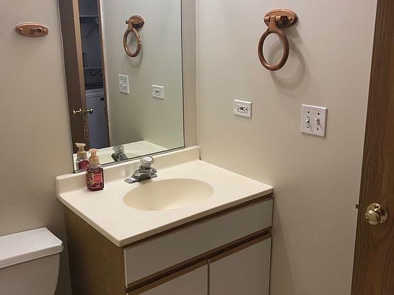 5th image of 810 Edgerton Dr