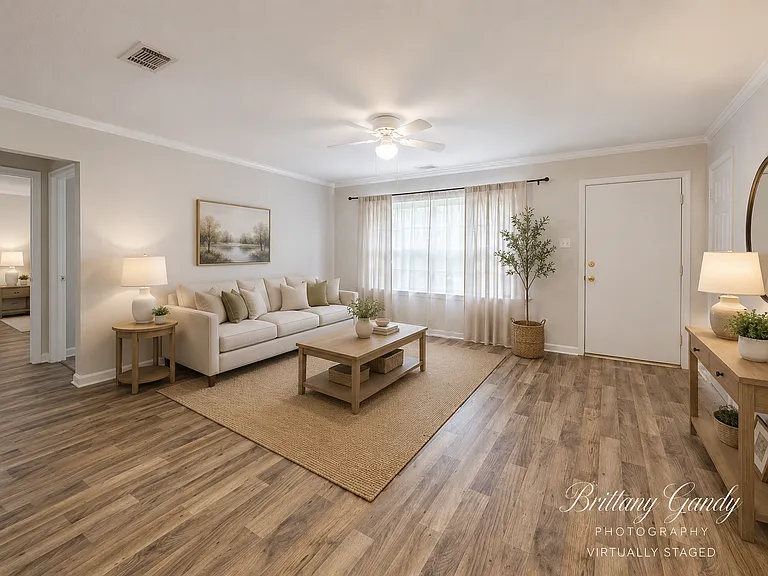 1504 Leslie St — Photo 3