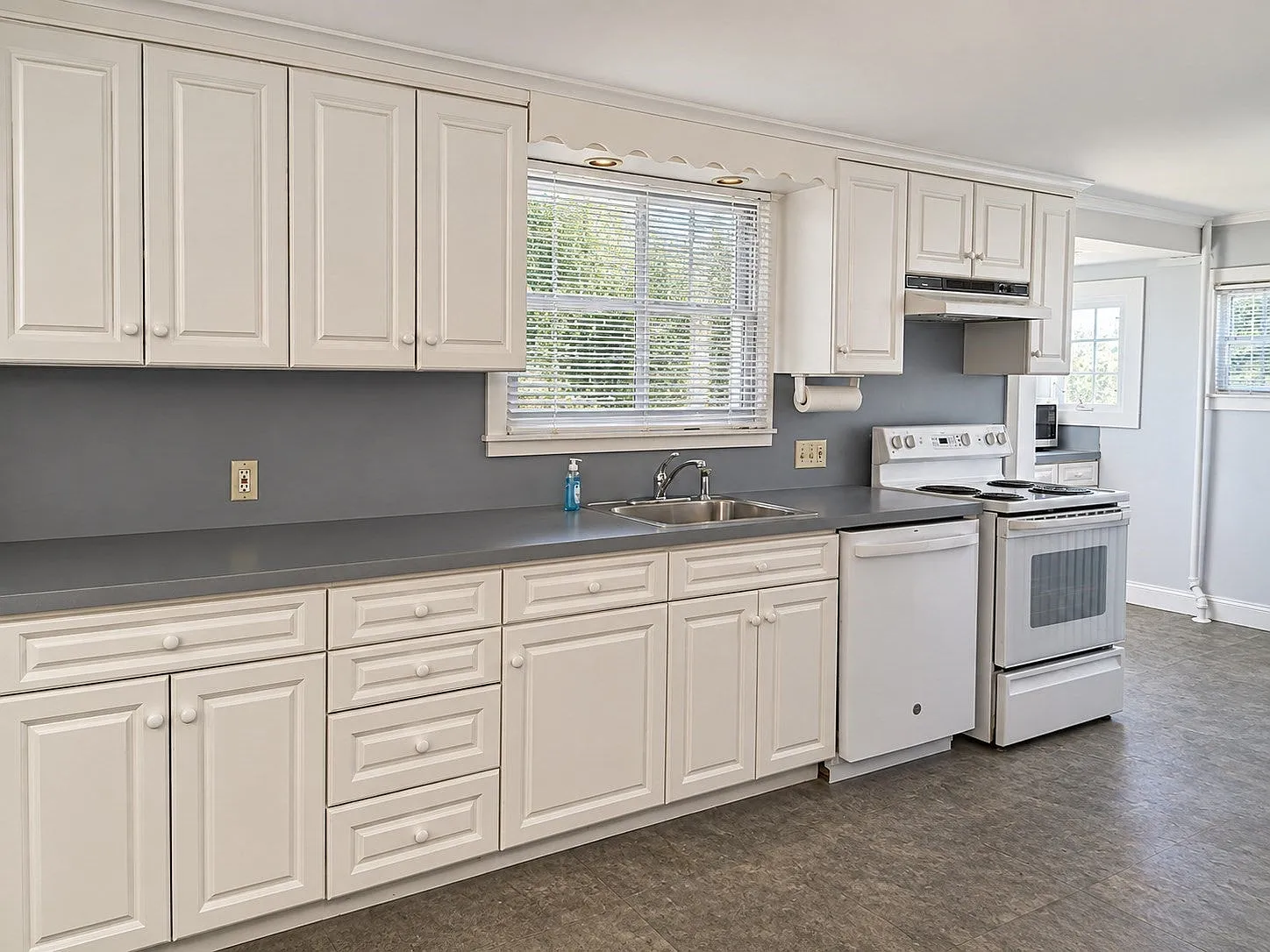 3 bed, 1.5 bath, 1500 sqft, $2,985 — Photo 2
