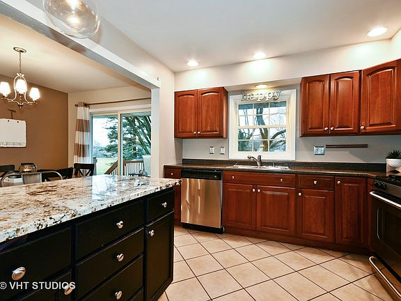 4th image of 835 Foxwood Cir