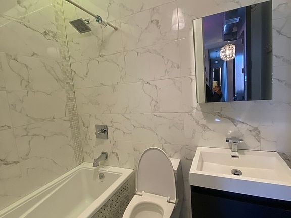 4th image of 1095 Putnam Ave #2R