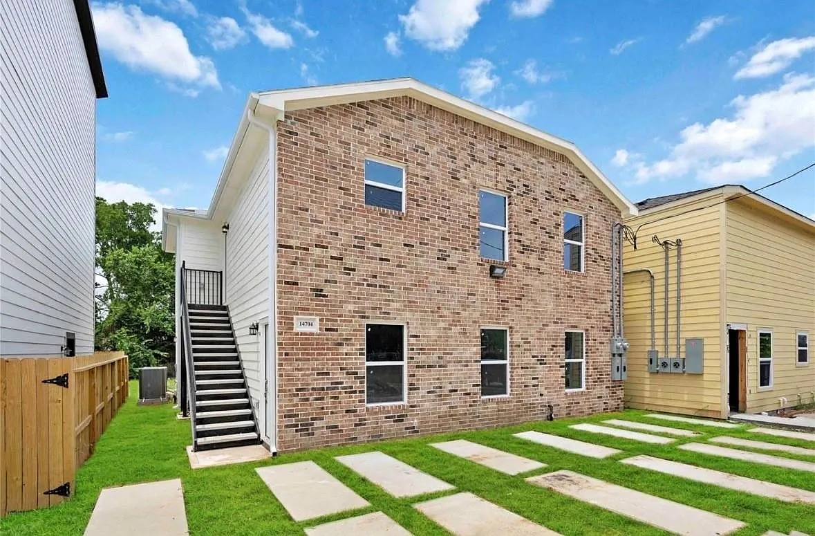 3 bed, 2.0 bath, 1098 sqft, $1,600 — Photo 1