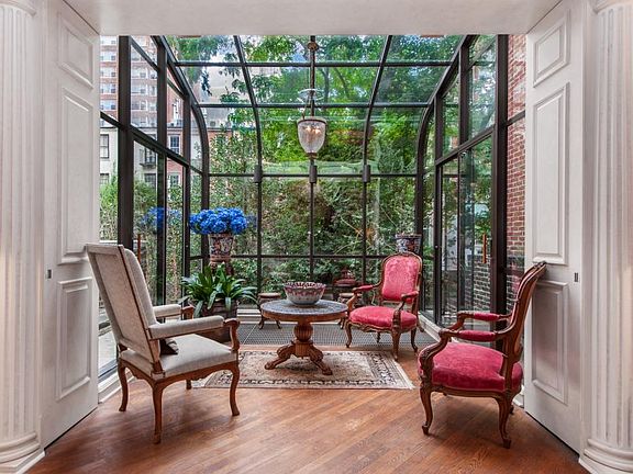5th image of 213 E 61st St