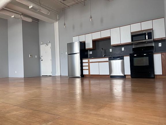 4th image of 225 N Travis St #210