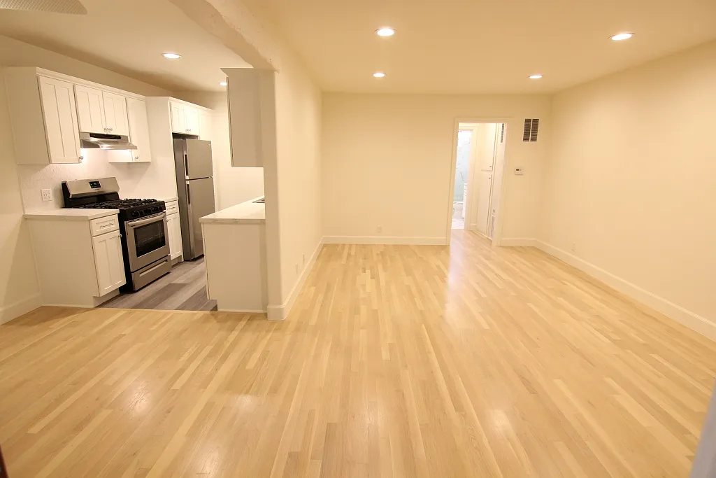 132 N Hayworth Ave — Photo 1
