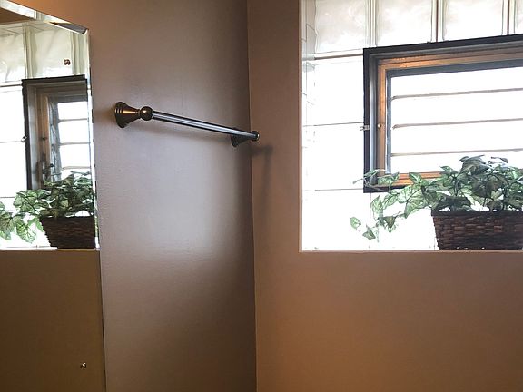 5th image of 495 Crandon Ave