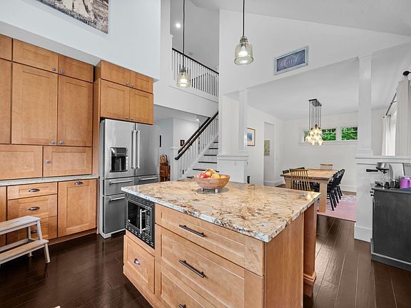 2nd image of 555 Graystone
