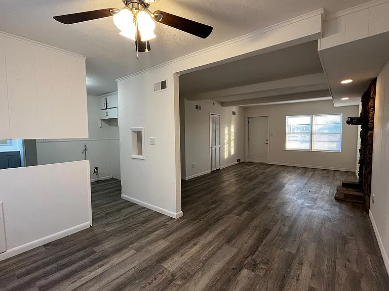 1102 W Airport Rd — Photo 10