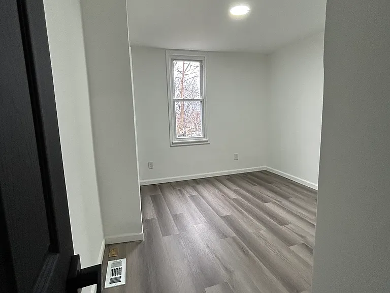 4922 Saybrook Ave — Photo 6