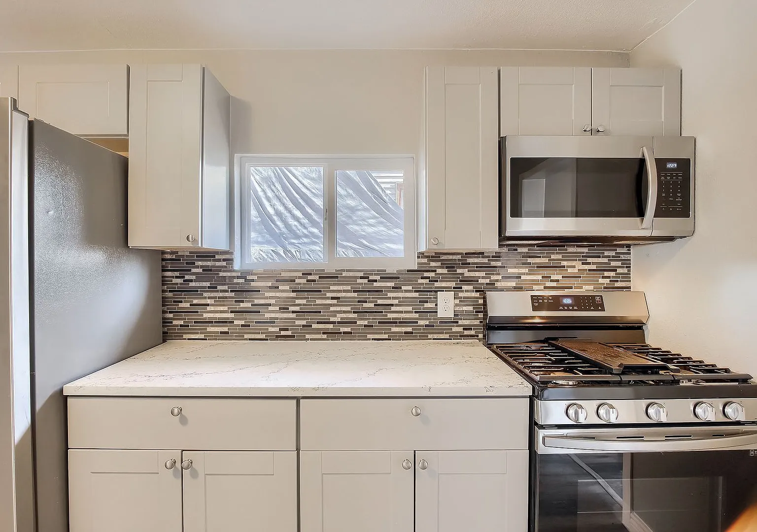 Updated 2BR Home with Modern Kitchen & Spacious Backyard — Photo 4