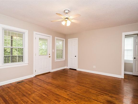 5th image of 105 Elk St
