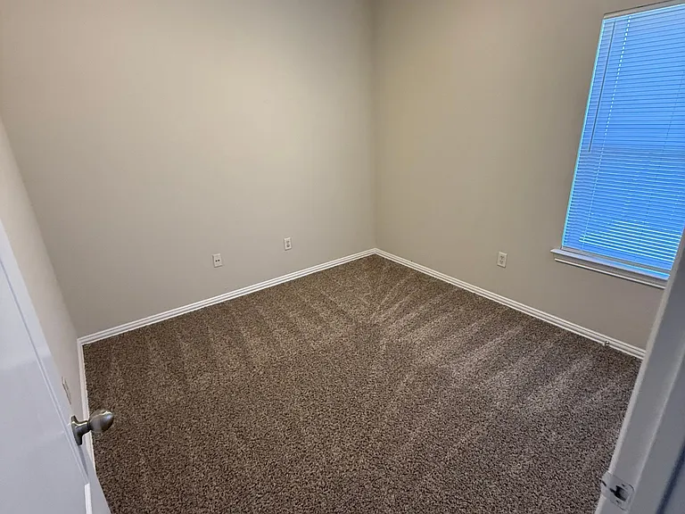 939 Sylvia St — Photo 7