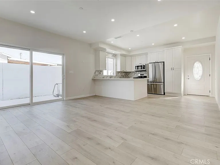 7408 Radford Ave — Photo 10