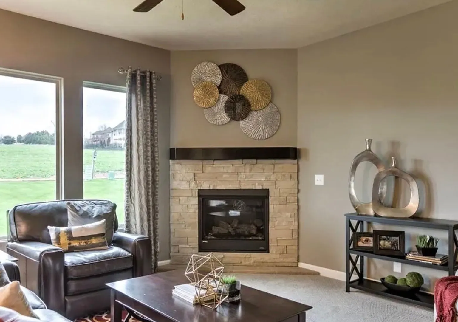 Beautiful 3 Bedroom Home in Bennington! — Photo 2