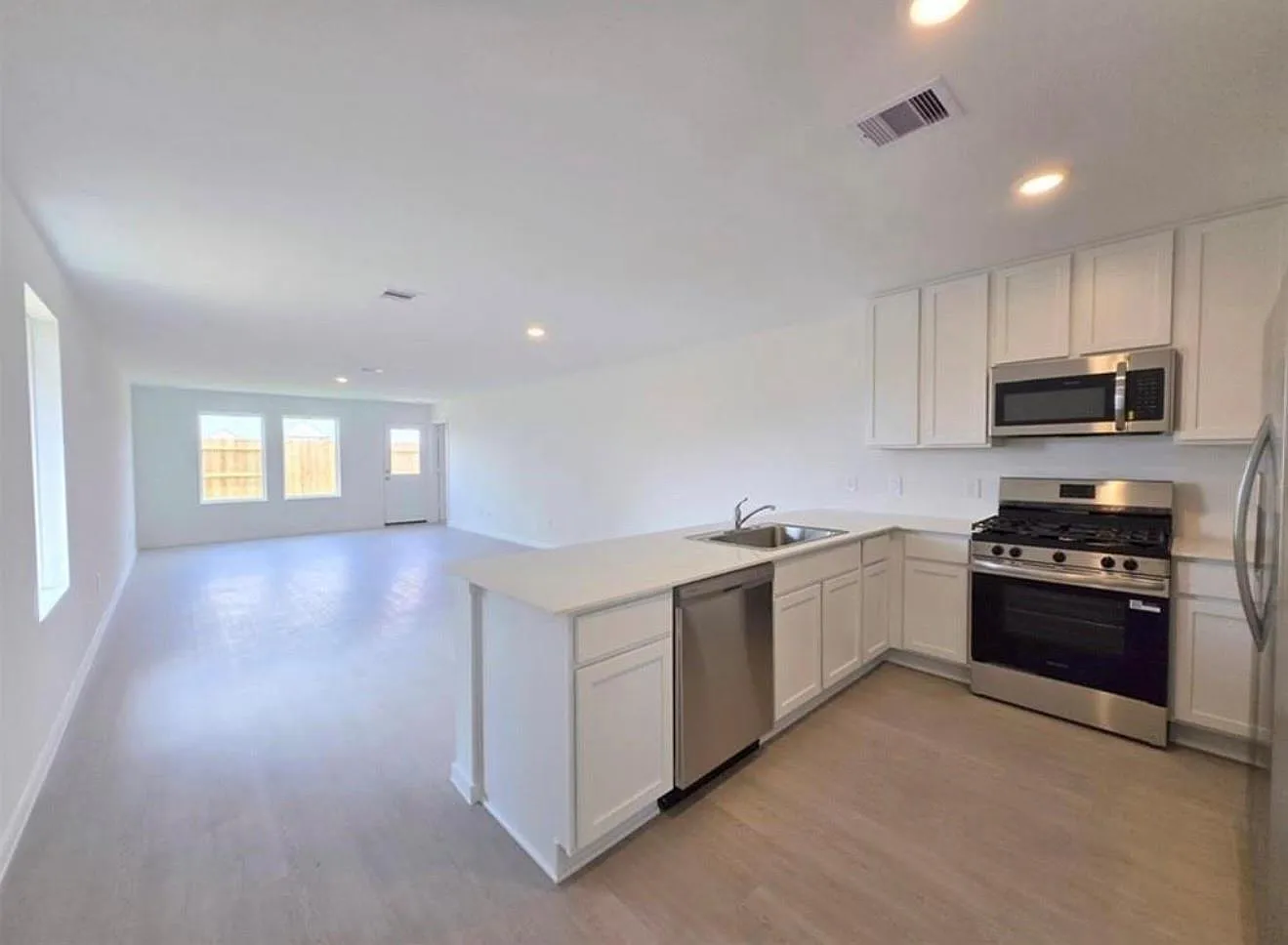 4 bed, 2.0 bath, 1690 sqft, $1,900 — Photo 3