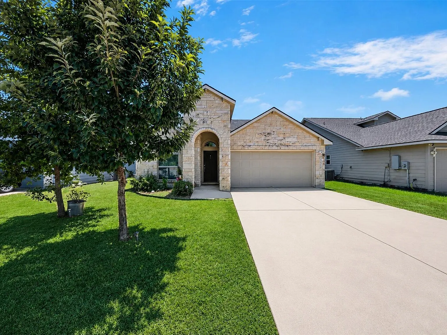 3 bed, 2.0 bath, 1358 sqft, $1,900 — Photo 3