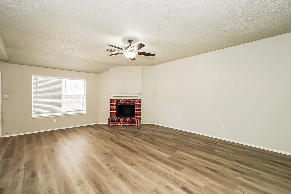 3 bed, 2.0 bath, 1692 sqft, $2,115 — Photo 4