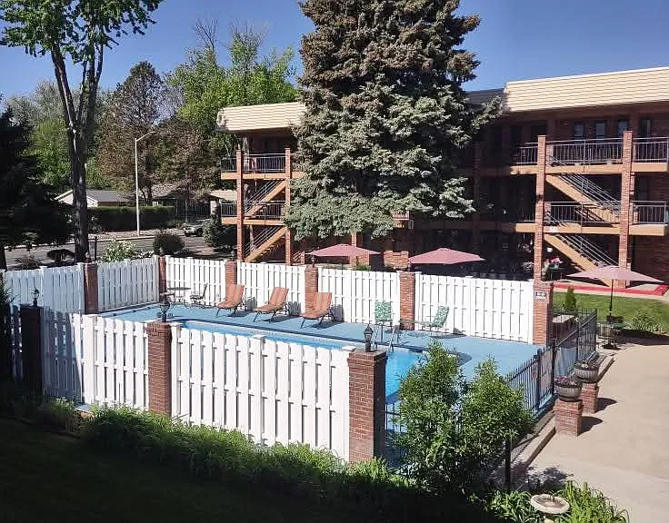 Chateau Villa Apartments — Photo 26