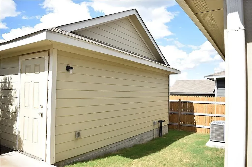 3 bed, 1300 sqft, $1,950 — Photo 2