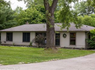 900 E Gunn Rd, Rochester, MI 48306