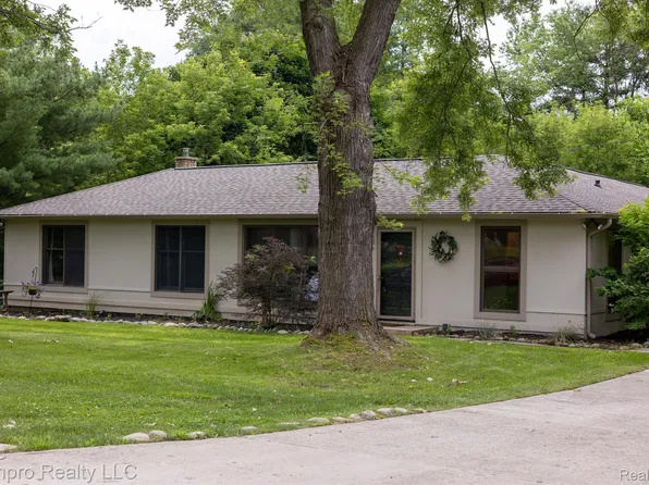 900 E Gunn Rd, Rochester, MI 48306
