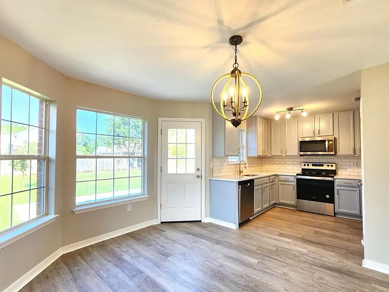 14031 Seymour Dr — Photo 17