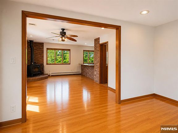 5th image of 317 Hillcrest Ave