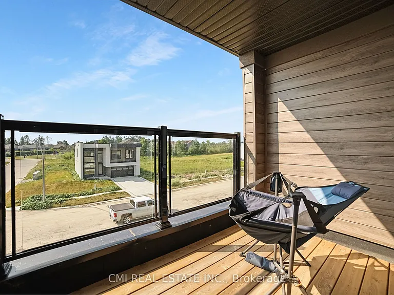 3742 Sunbank Cres — Photo 40