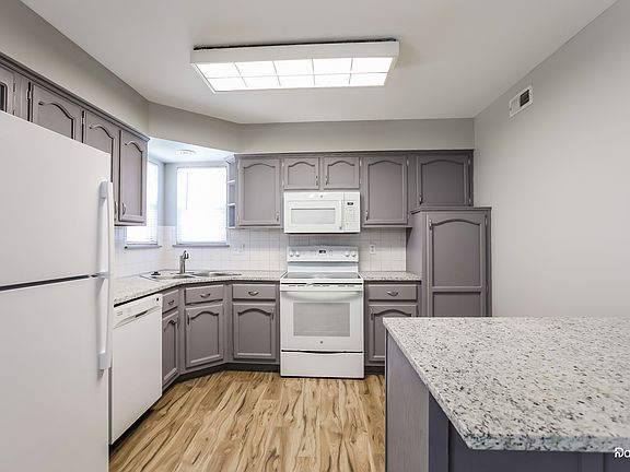 3rd image of 204 S Darrowby Dr