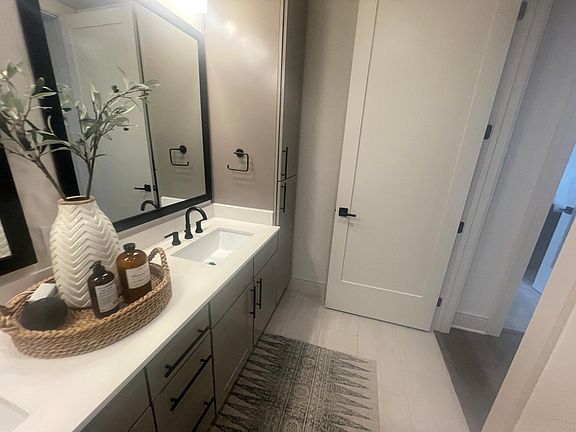4th image of 905 Bannock St #1604