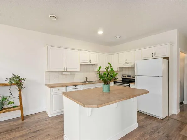 116 1st St W #2, Cochrane, AB T4C 1Z4