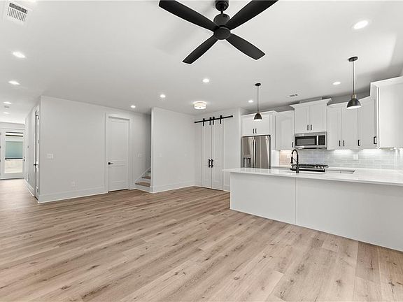 5th image of 380 Forrest Ave