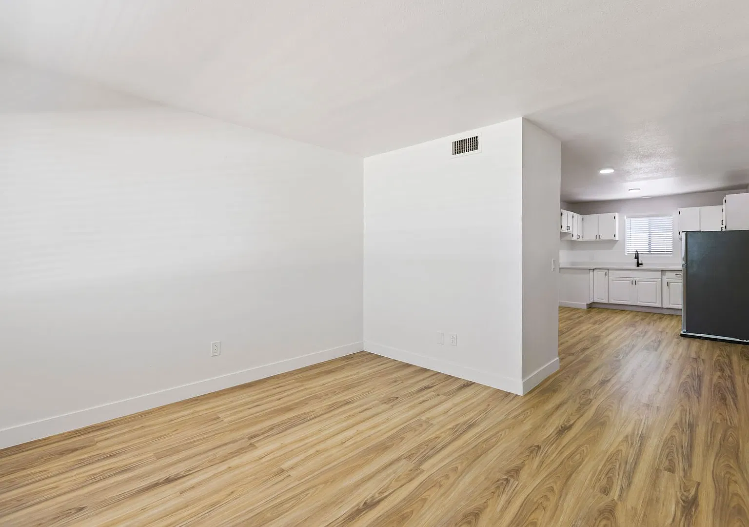 241 W Philadelphia Avenue — Photo 4
