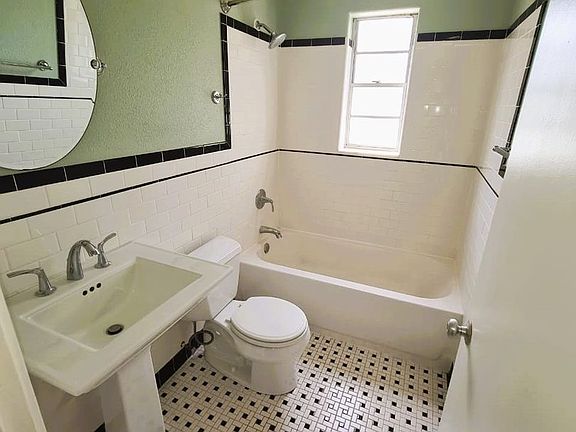 2nd image of 828 Laurel Ave APT 1