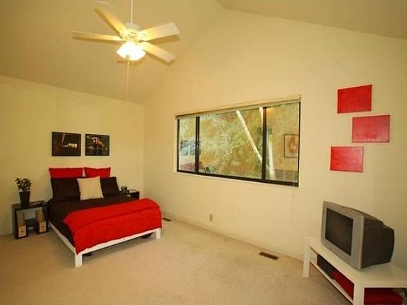 3rd image of 554 Hoge St