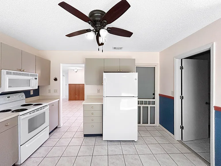 1750 Atrium Dr — Photo 5
