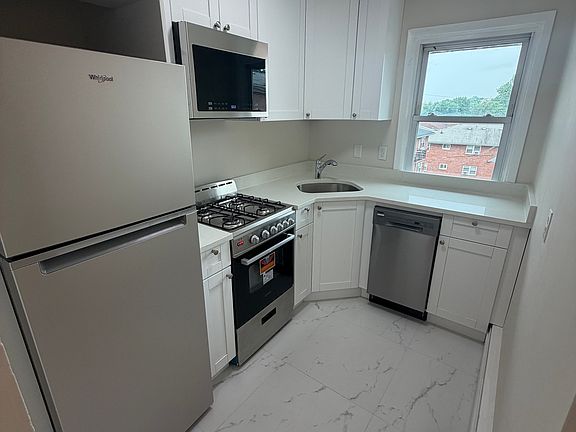 2nd image of 325 Grantwood Blvd APT 6B