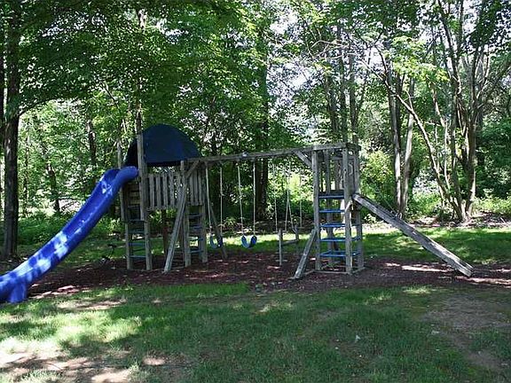 4th image of 104 Hickory Dr