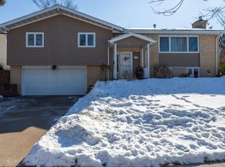 2380 Knob Hill Dr, Dubuque, IA 52003