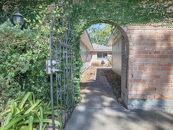 2nd image of 1012 Pecan Drive