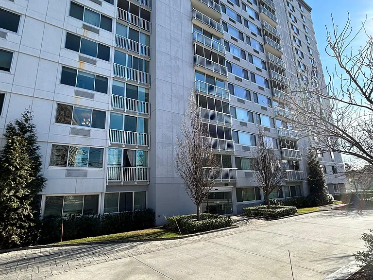 1 Strawberry Hill Ave #1E — Photo 1