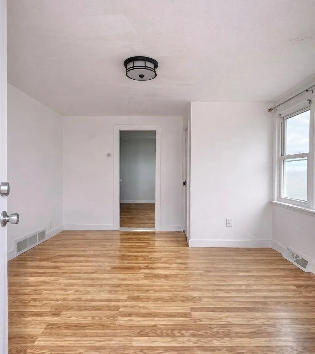 3 bed, 1.0 bath, 712 sqft, $1,800 — Photo 3