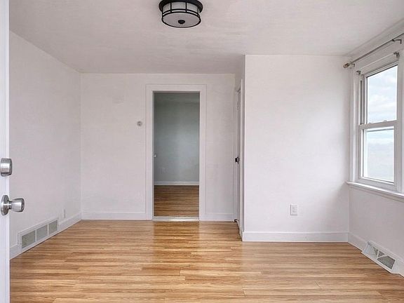 3rd image of 159 Pierce Cir