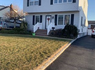 21 Gulf St, Lindenhurst, NY 11757