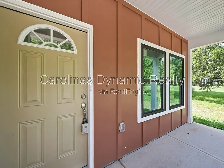 1533 S Battleground Ave — Photo 3