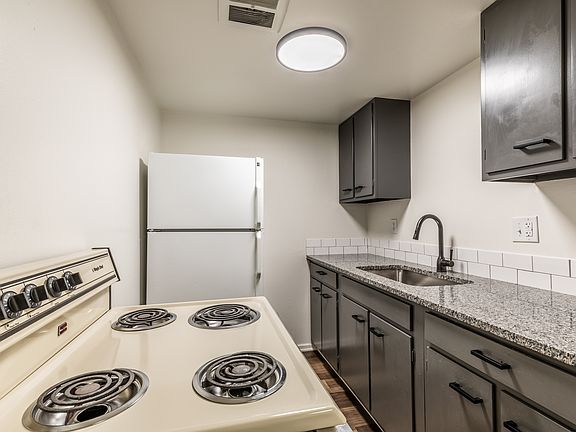 2nd image of 1517 Oxford Pl #4