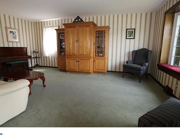 3rd image of 170 Laurie Ln