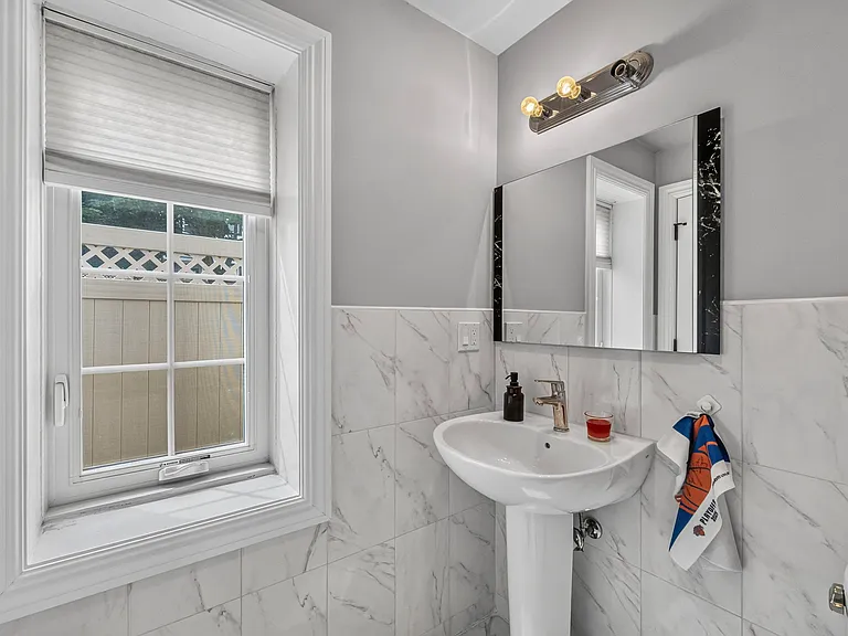 809 Edgewood Ln — Photo 30