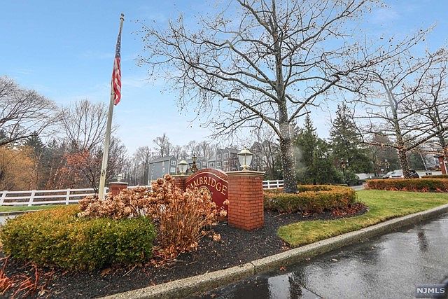 1st image of 108 Surrey Ct